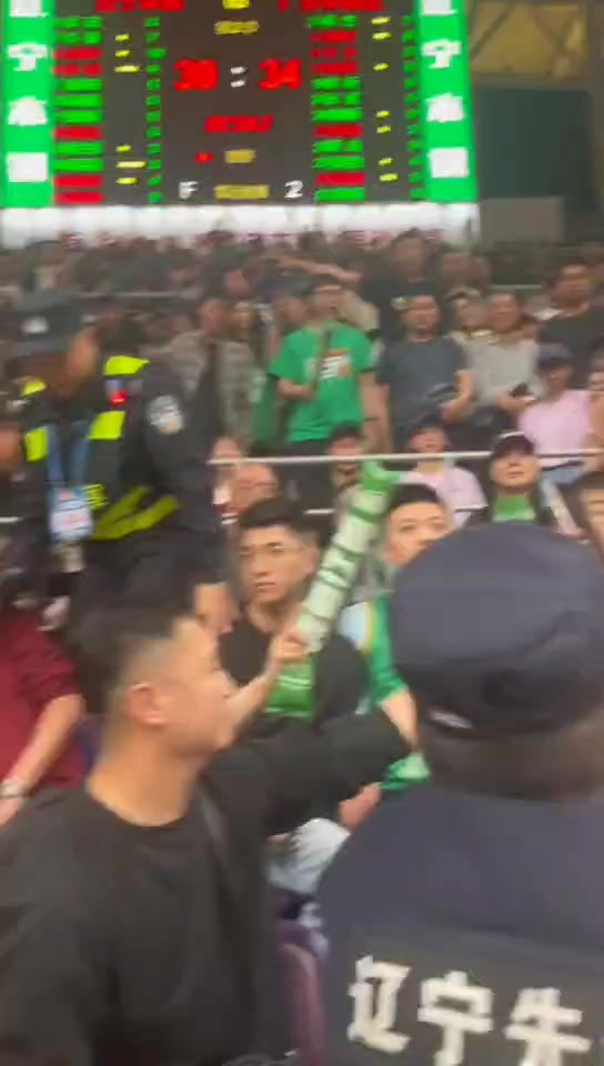 昨晚辽宁输球看台不和谐一幕：一群辽宁球迷和一位广东女球迷发生口角冲突！